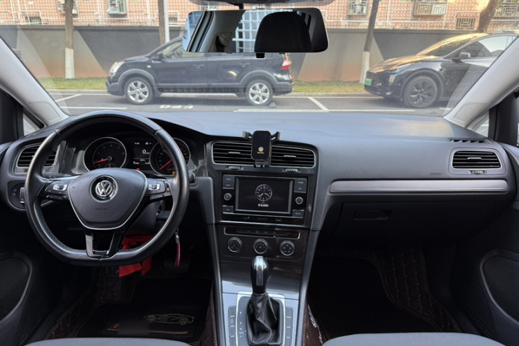 Volkswagen Golf 2018 car image #10