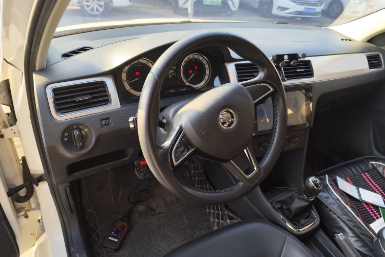 Skoda Rapid 2018 car image #10