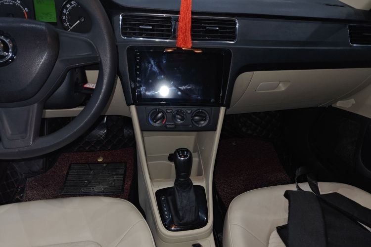 Skoda Rapid 2016 car image #10