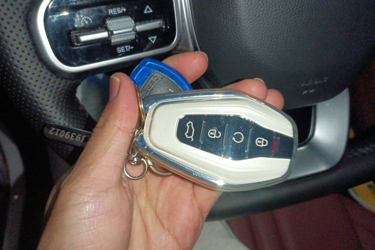 X70 PLUS 2024 car image #10