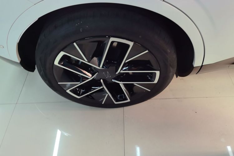 Avatr 11 2023 car image #10