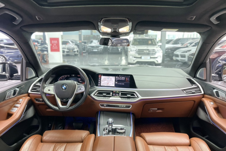 BMW X7 2020 car image #10