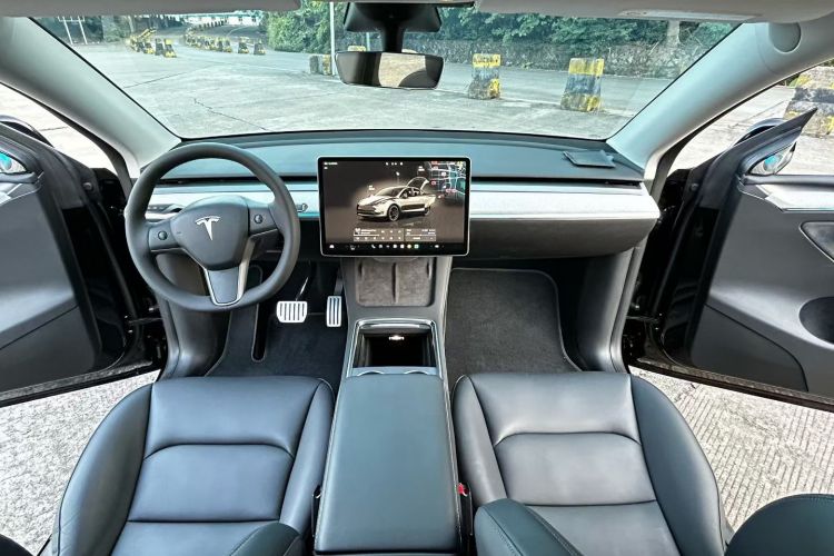 Tesla Model Y 2023 #10 Tesla Model Y 2023 car image #10