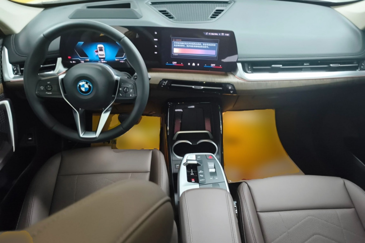 BMW iX1 2025 #10 BMW iX1 2025 car image #10