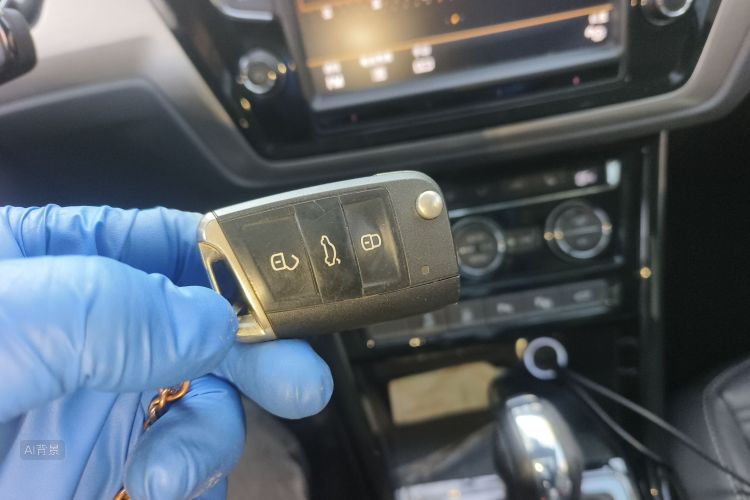 Volkswagen Touran 2018 car image #10