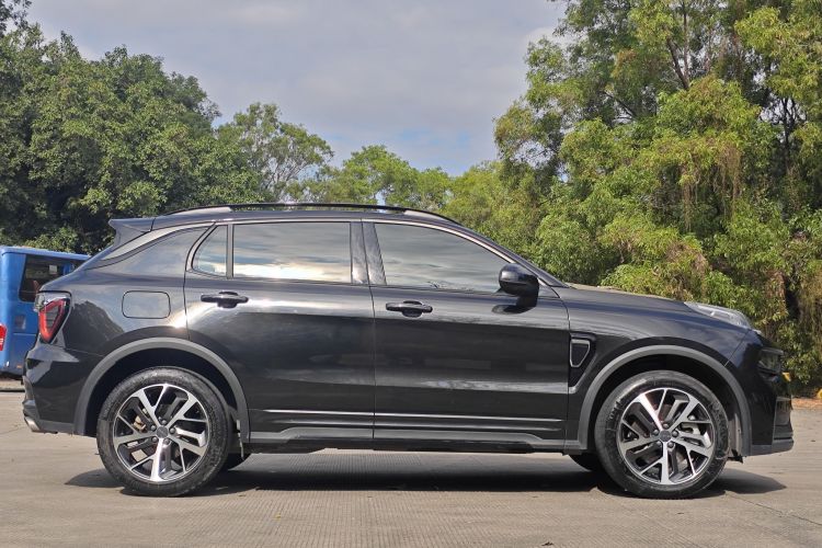 Lynk & Co 01 EM-P 2022 car image #10