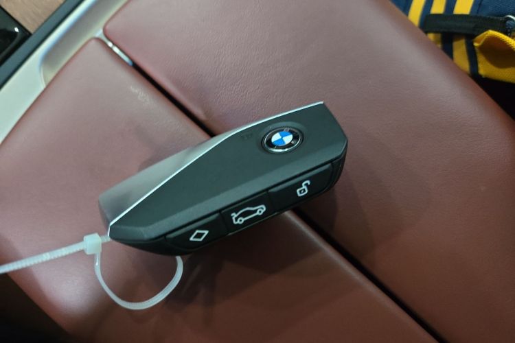 BMW iX 2024 immagine di auto #10