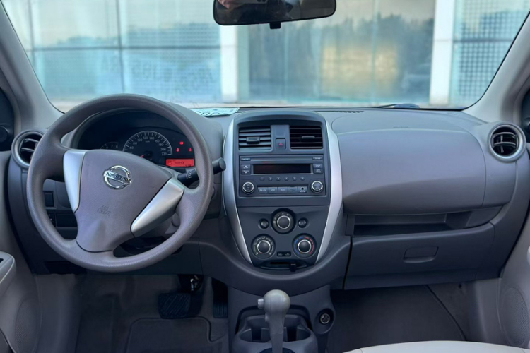 Nissan Sunny 2018 immagine di auto #10