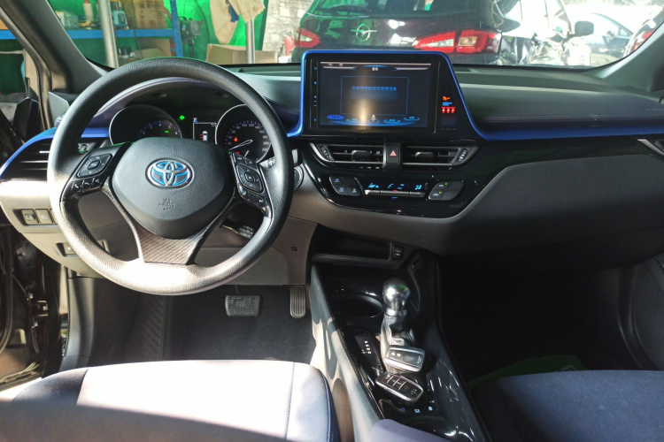 Toyota C-HR 2018 car image #10