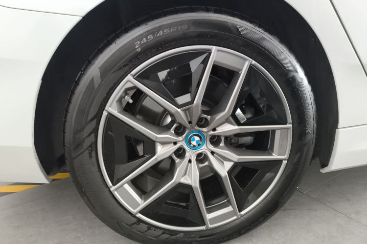 BMW i5 2024 car image #10