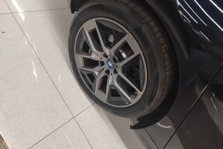 BMW i5 2024 car image #10