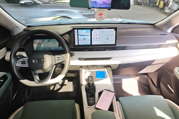 Emgrand L HiP 2022 #10 Emgrand L HiP 2022 car image #10