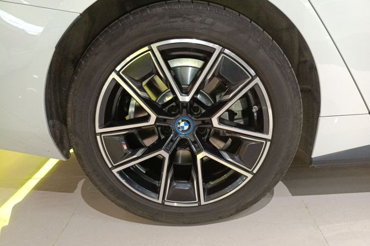 BMW i4 2025 car image #10