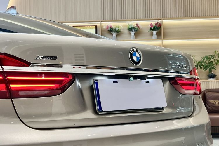 BMW 7 Series 2018 car image #10