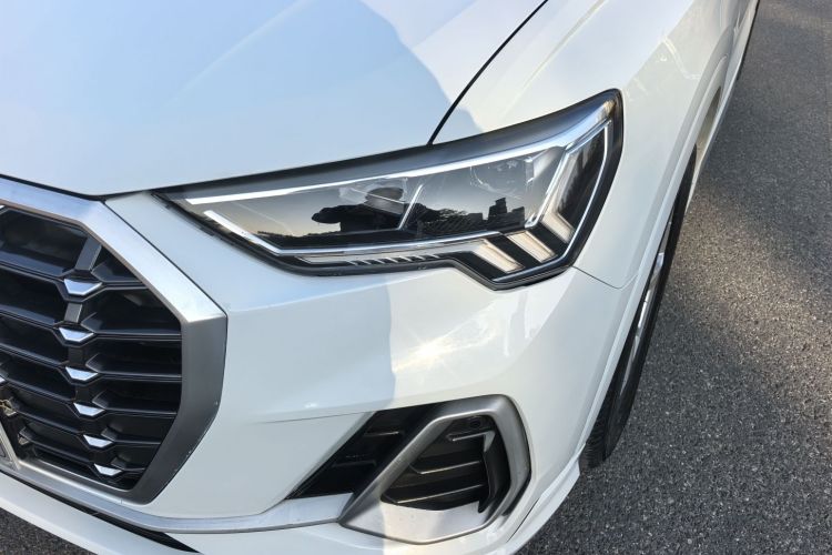 Audi Q3 2019 car image #10