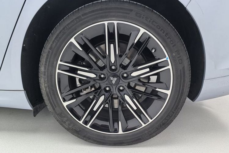 哪吒汽车 哪吒S 2023 汽车图片 #10