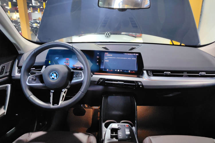 BMW iX1 2024 car image #10