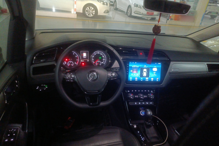 Volkswagen Touran 2018 car image #10