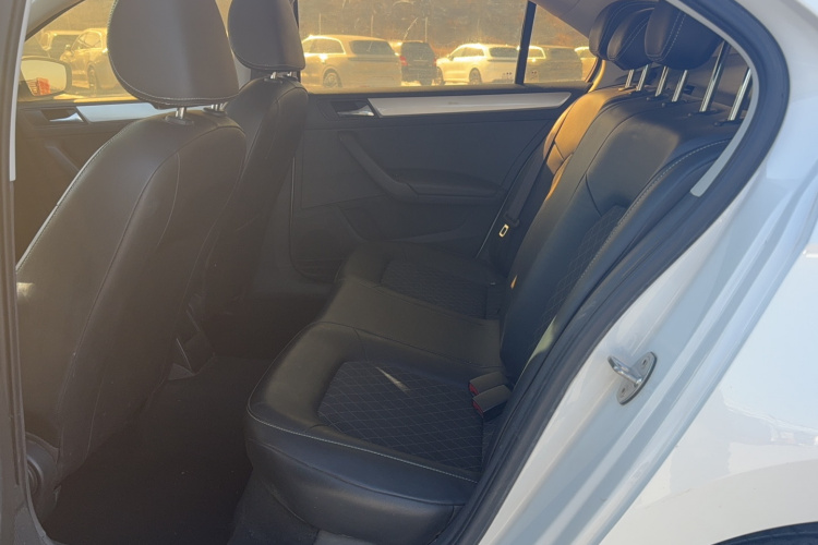 Skoda Rapid 2018 car image #10