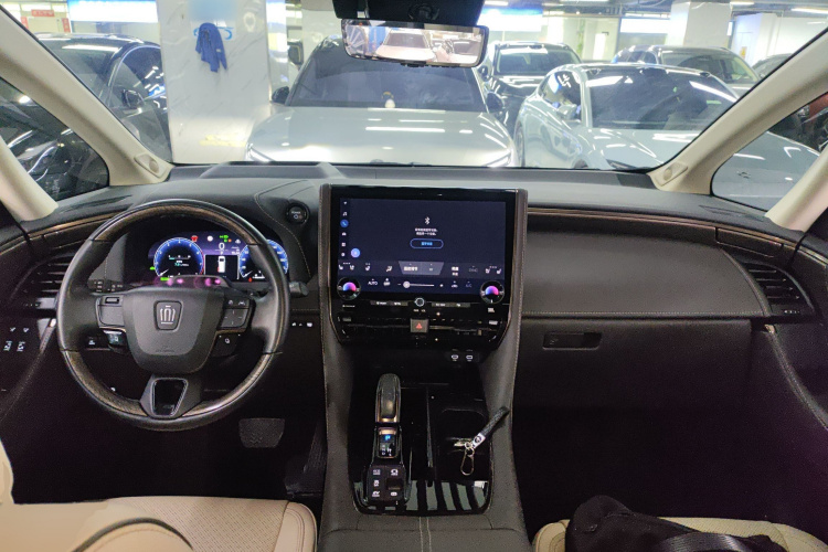 Toyota Vellfire 2024 car image #10