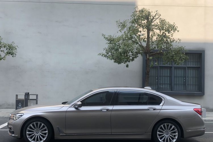 BMW 7 Series 2018 car image #10