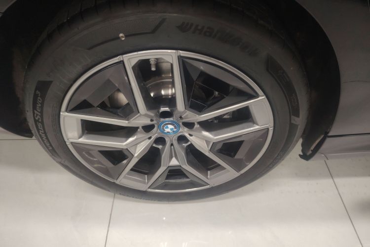 BMW i5 2025 car image #10