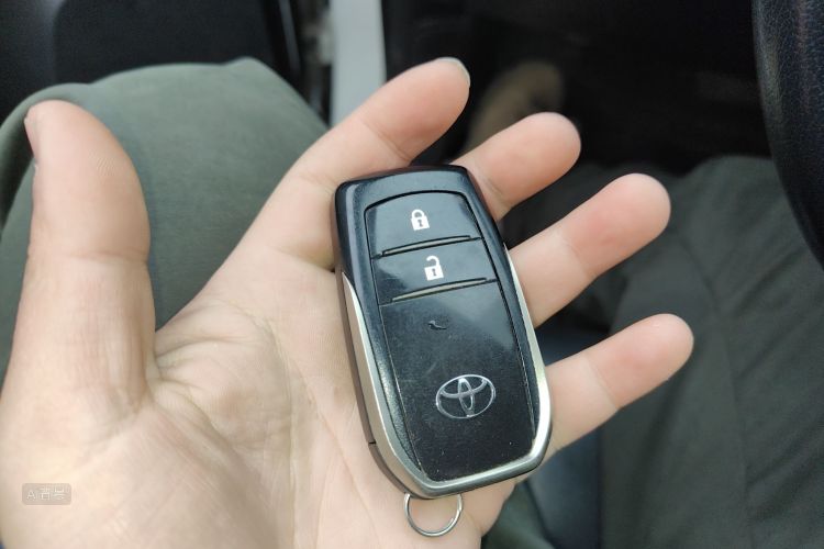 Toyota RAV4 2018 car image #10