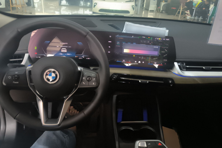 BMW iX1 2024 изображение автомобиля #10