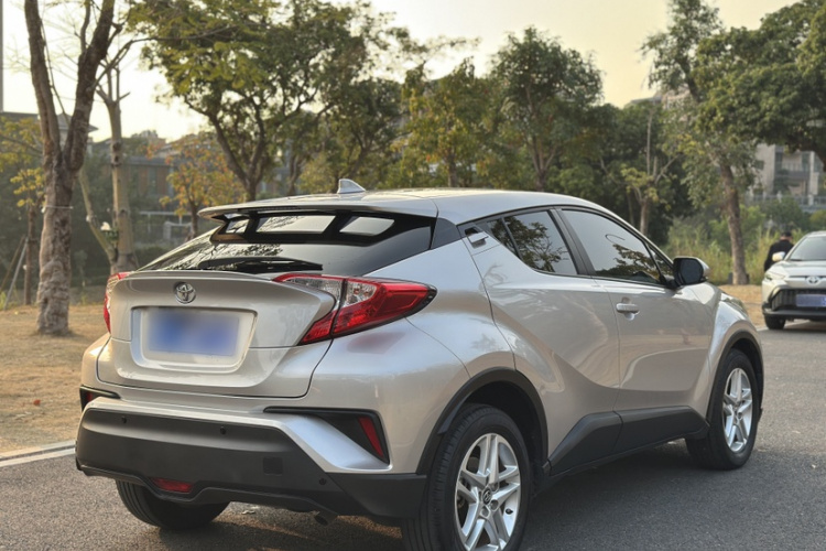 Toyota C-HR 2022 car image #10