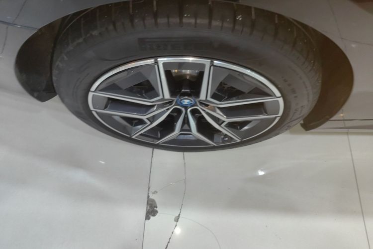 BMW i5 2024 car image #10