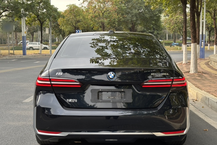 BMW i5 2024 car image #10