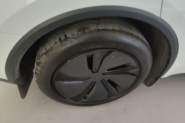 Tesla Model Y 2025 car image #10