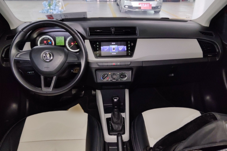 Skoda Fabia 2016 immagine di auto #10