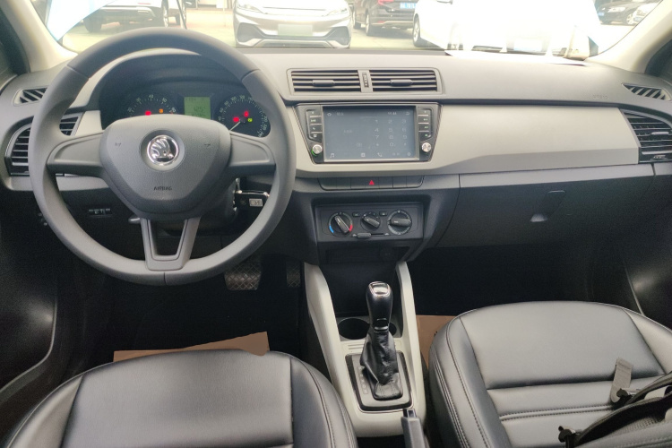 Skoda Fabia 2015 изображение автомобиля #10