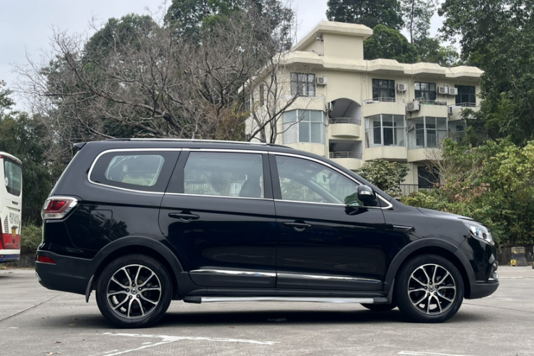 Forthing SX6 2017 car image #10