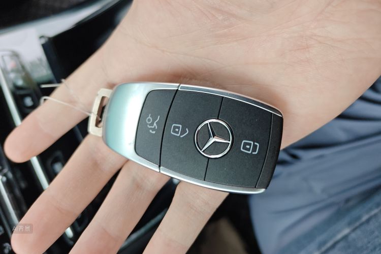 Mercedes-Benz EQC Class 2020 car image #10