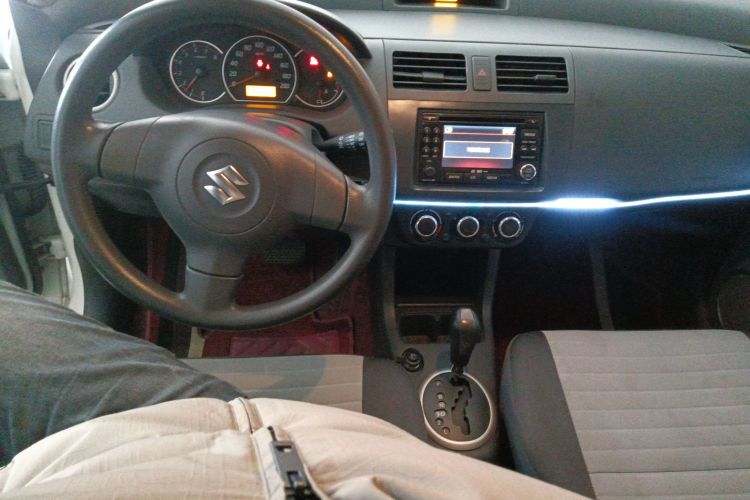 Suzuki Swift 2015 car image #10