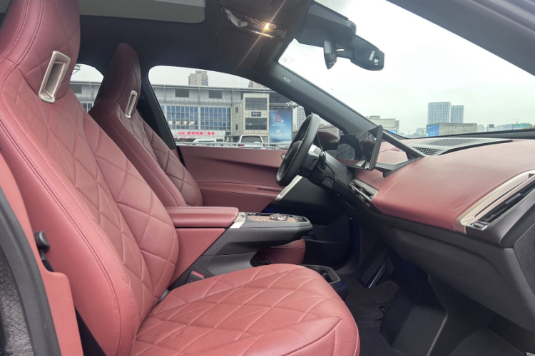 BMW iX 2024 car image #10