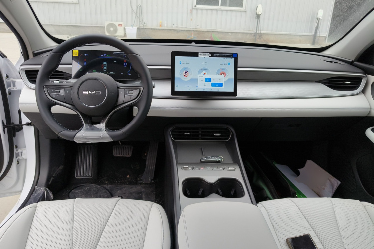 BYD Seal 05 DM-i 2025 immagine di auto #10