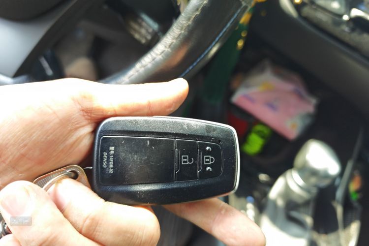 Toyota C-HR 2018 imagem de carro #10