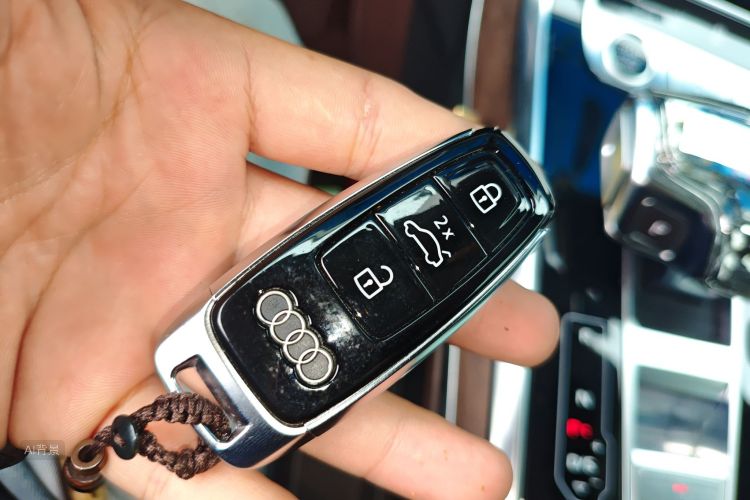 Audi Q7 2020 car image #10