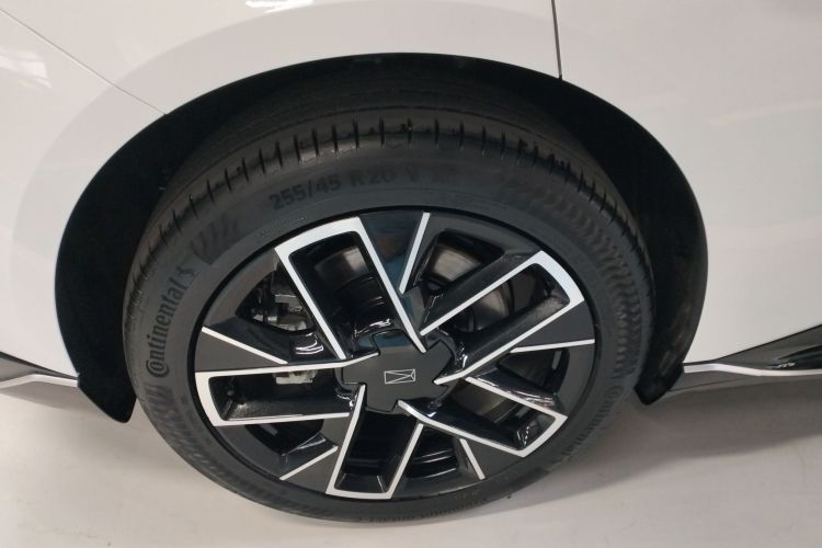 Avatr 06 2025 car image #10