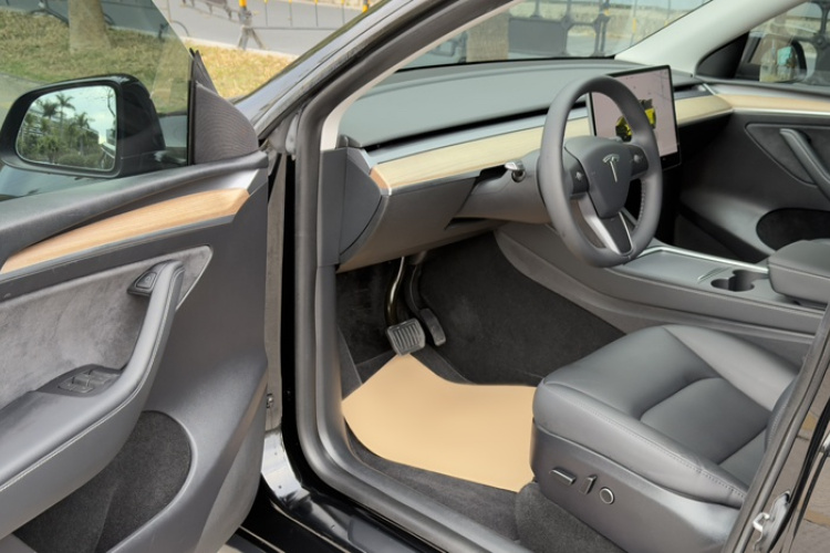 Tesla Model Y 2023 car image #10