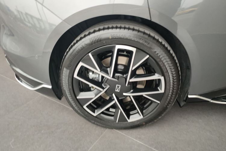 Avatr 06 2025 car image #10