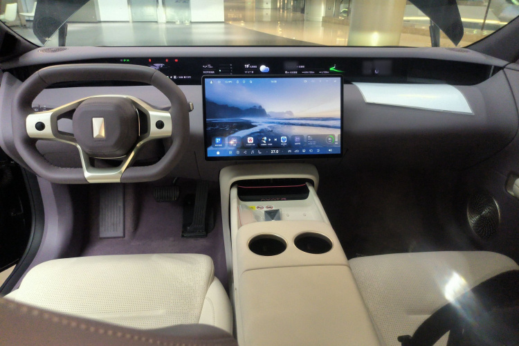 Avatr 06 2025 car image #10