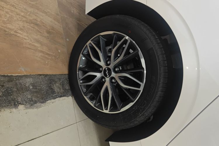 Kia K5 2025 car image #10