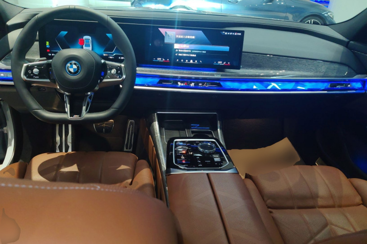 BMW i7 2025 изображение автомобиля #10