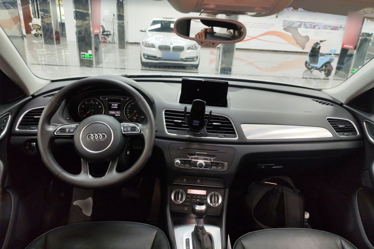 Audi Q3 2015 car image #10