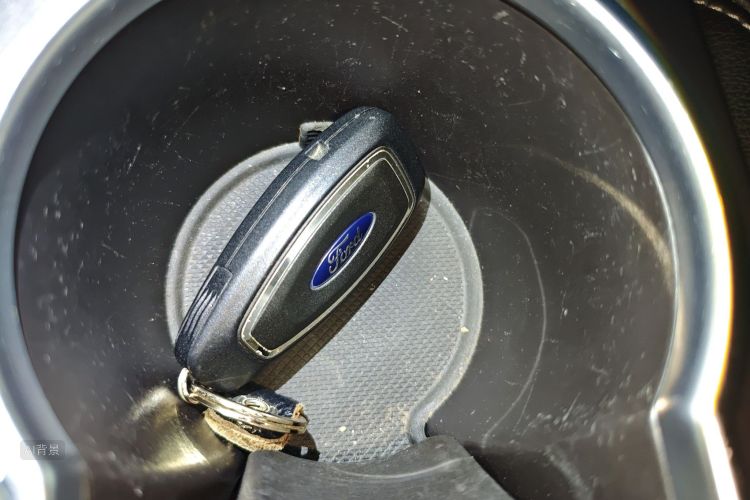 Ford Kuga 2015 car image #10