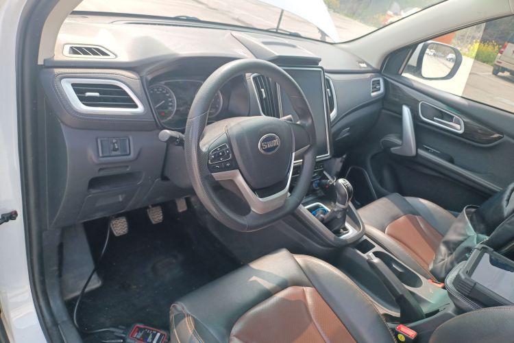 SWM X7 2020 car image #10